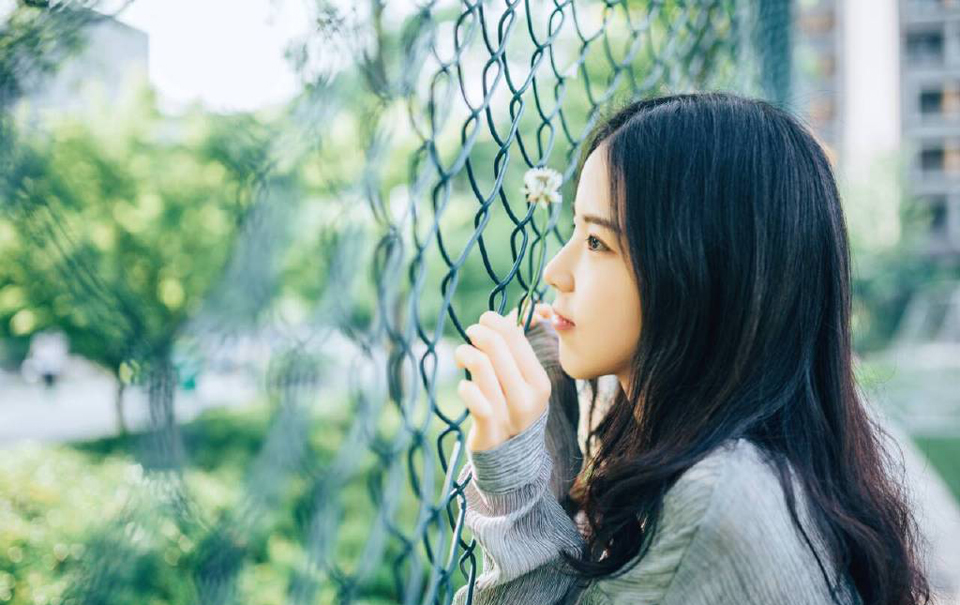 “或许大家不知道，刘璝将军那点利润，若在关中世家来说，哪怕与刘璝将军家事相若，但千万大钱，一年便可以赚出来，只要有我关中官府颁发的旗帜，丝路之上，便是最凶恶的盗贼也要敬而远之，利润至少可以高出一倍，而且不必偷偷摸摸的来。”庞统微笑着将其中的利润数据化了一遍。